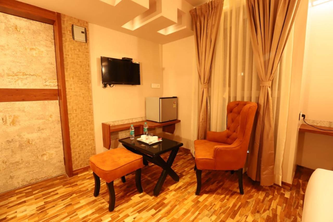 Hotel Prabha Palace Ahmednagar Buitenkant foto