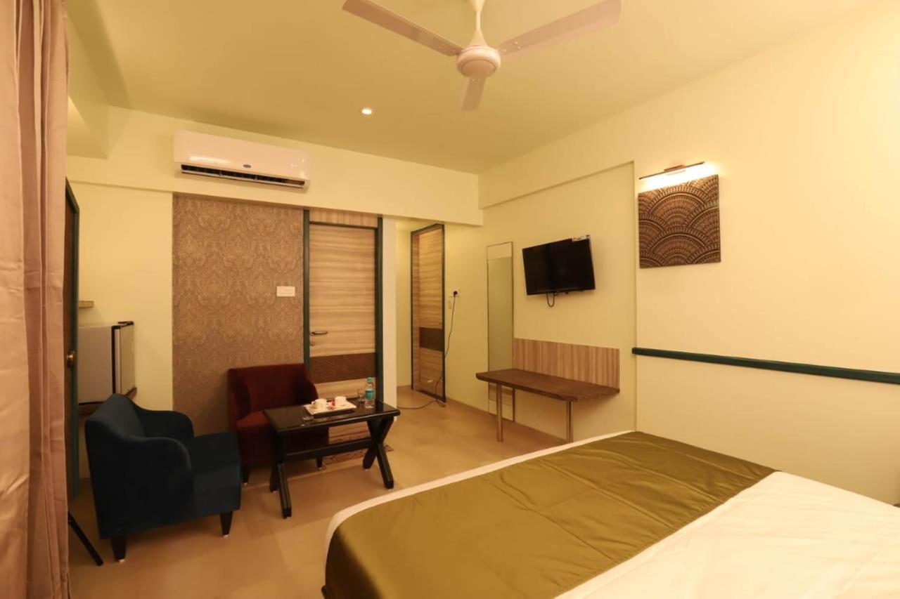 Hotel Prabha Palace Ahmednagar Buitenkant foto